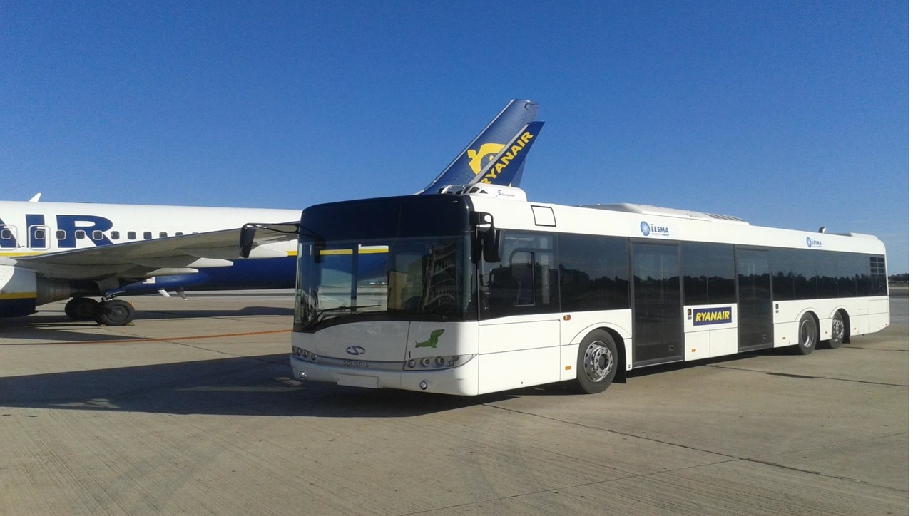 Solaris Urbino 15 - Летищен автобус: снимка 1 Solaris Urbino 15 - Летищен автобус: снимка 1