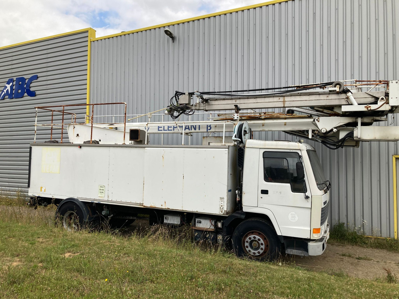 Vestergaard Deicer Elephant Beta on Volvo Chassis - Размразител на самолети: снимка 1 Vestergaard Deicer Elephant Beta on Volvo Chassis - Размразител на самолети: снимка 1