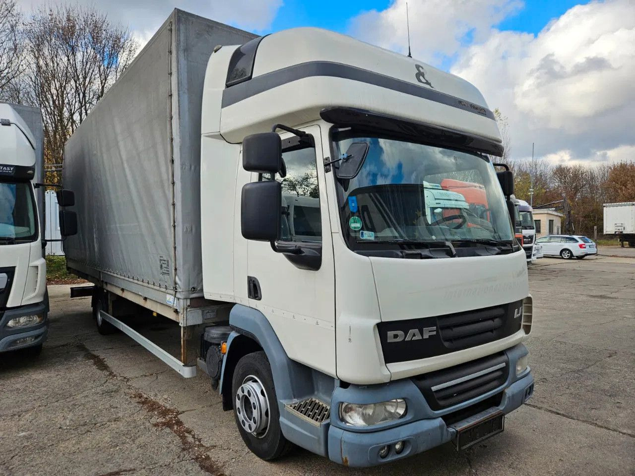 DAF LF 45.210 12t Euro5 EEV - Камион с брезент: снимка 2 DAF LF 45.210 12t Euro5 EEV - Камион с брезент: снимка 2