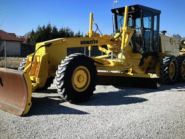 Komatsu GD530A mit 5-Zahn Heckaufreißer - Грейдер: снимка 1 Komatsu GD530A mit 5-Zahn Heckaufreißer - Грейдер: снимка 1