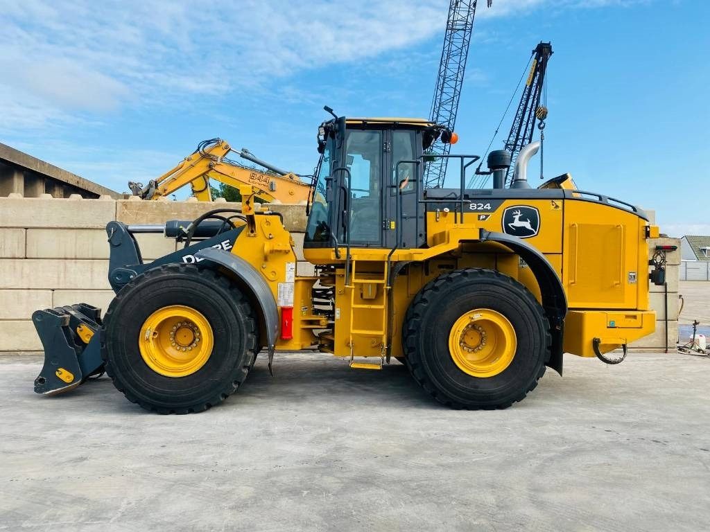 John Deere 824p - Колесен товарач: снимка 1 John Deere 824p - Колесен товарач: снимка 1