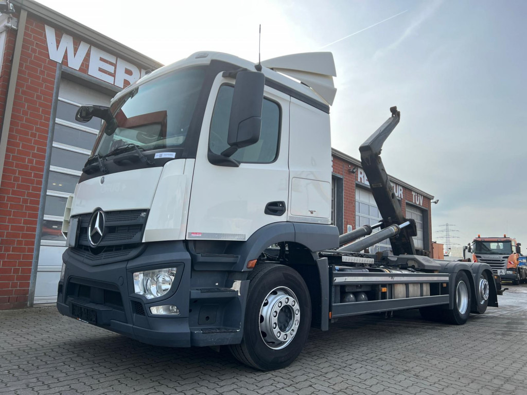 MERCEDES-BENZ Actros neu 2543 L 6x2 Abrollkipper Meiller Funk - Мултилифт с кука камион: снимка 1 MERCEDES-BENZ Actros neu 2543 L 6x2 Abrollkipper Meiller Funk - Мултилифт с кука камион: снимка 1