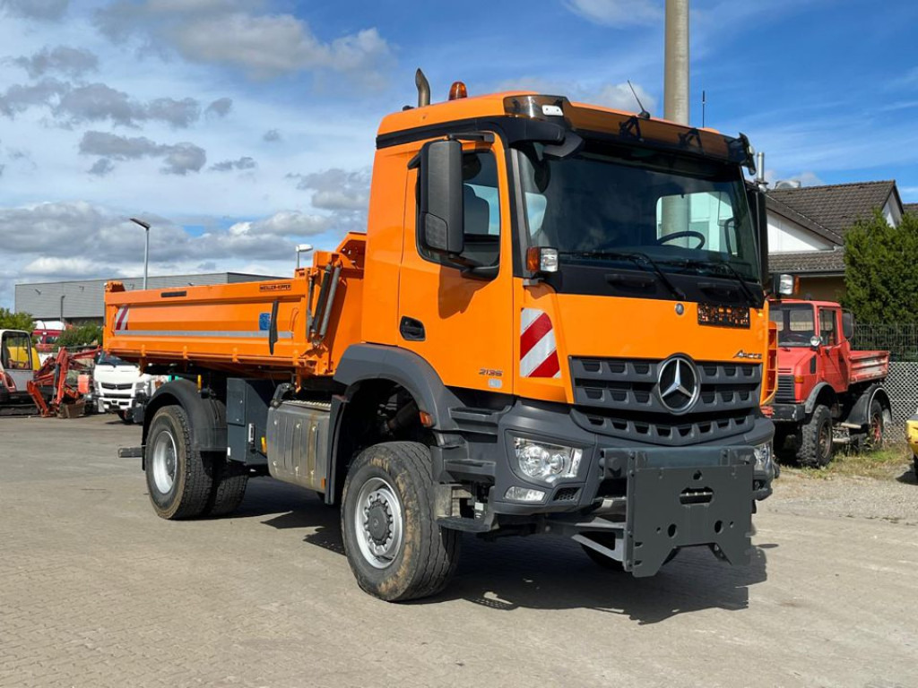 Самосвал камион MERCEDES-BENZ Arocs 2135 AK 4x4 2-Achs Allradkipper Kommunalhydr.: снимка 8