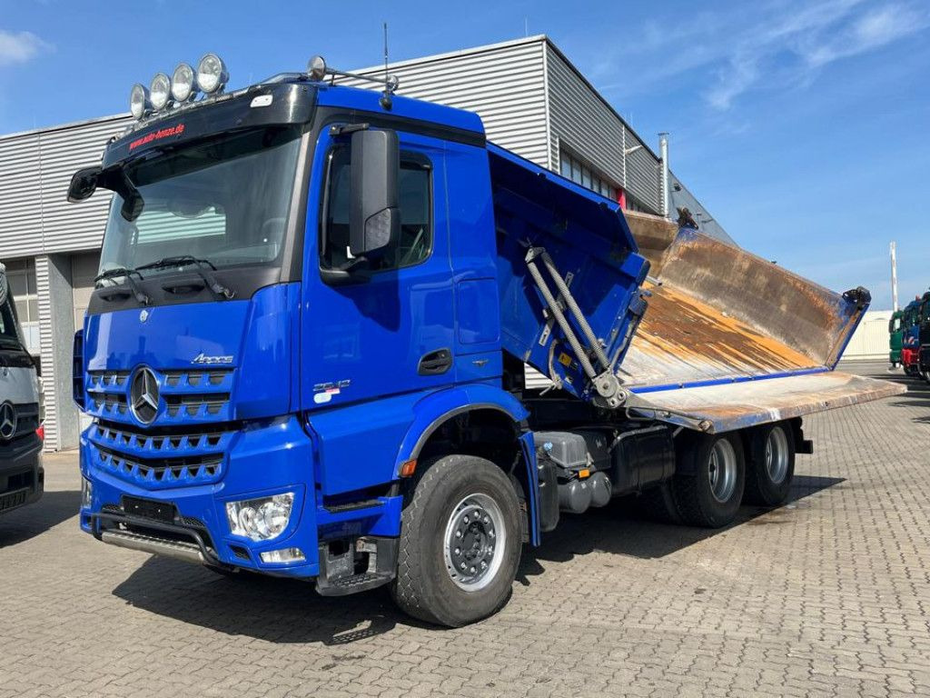 Mercedes-Benz Arocs 2642 6x4 3-Achs Kipper Bordmatik nur 163TK - Самосвал камион: снимка 1 Mercedes-Benz Arocs 2642 6x4 3-Achs Kipper Bordmatik nur 163TK - Самосвал камион: снимка 1