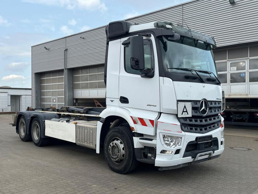 Mercedes-Benz Arocs 2642 6x4 Abrollkipper nur 240TKM AP Achsen - Мултилифт с кука камион: снимка 2 Mercedes-Benz Arocs 2642 6x4 Abrollkipper nur 240TKM AP Achsen - Мултилифт с кука камион: снимка 2