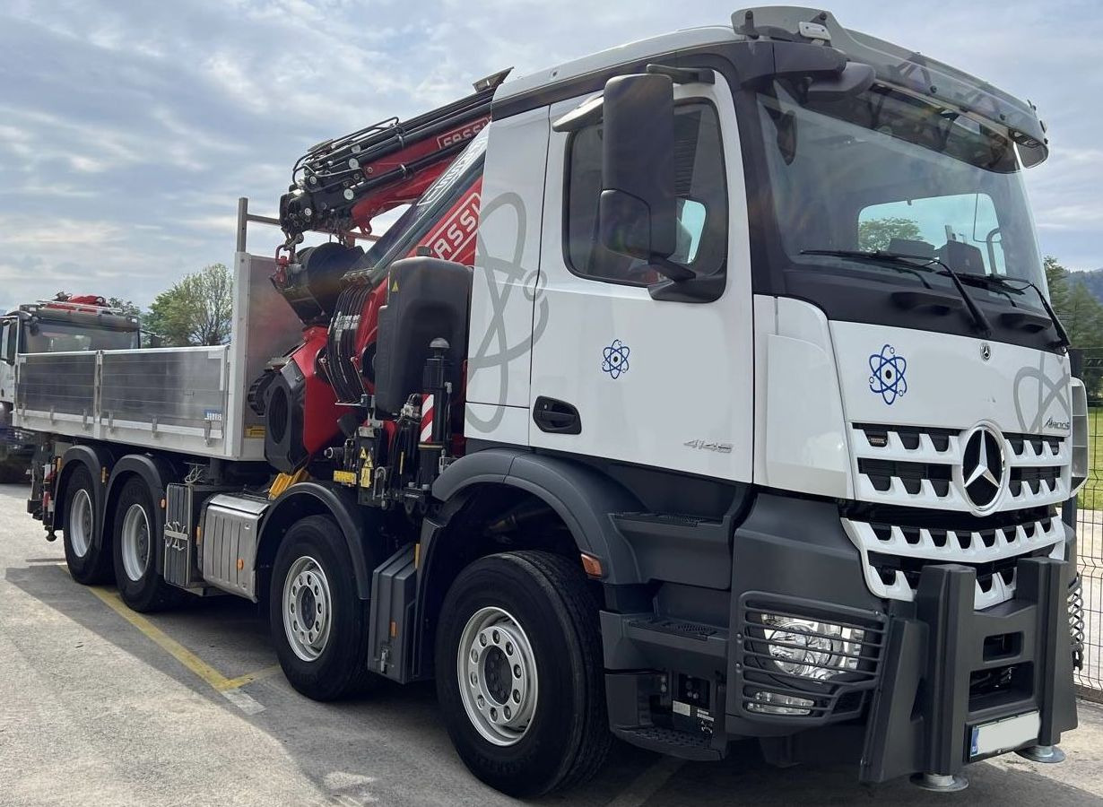 MERCEDES-BENZ Hiab Palfinger Fassi F990-8 JIB-6 - Камион с кран: снимка 1 MERCEDES-BENZ Hiab Palfinger Fassi F990-8 JIB-6 - Камион с кран: снимка 1