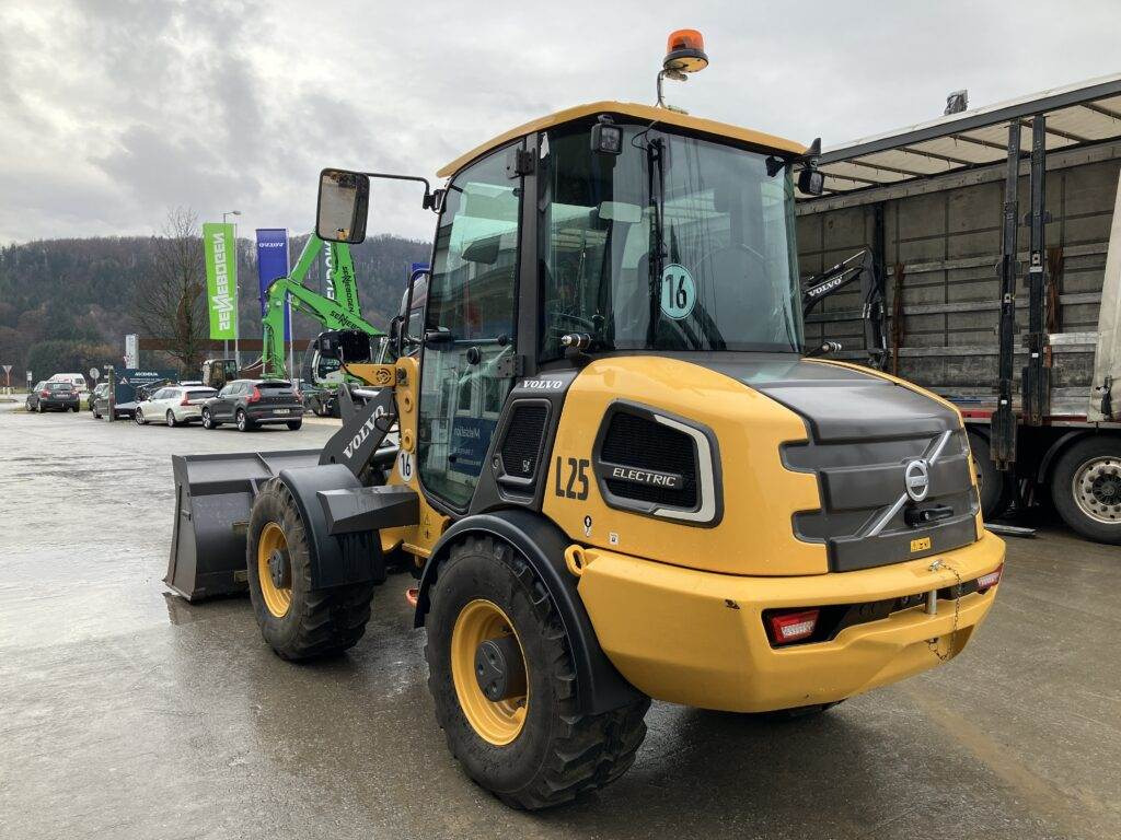 Volvo JL25H Electric - Мини челен товарач: снимка 3 Volvo JL25H Electric - Мини челен товарач: снимка 3