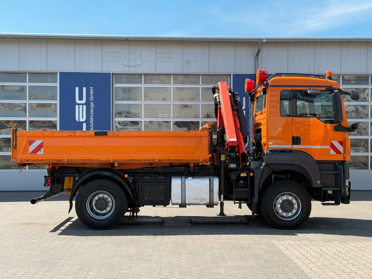 MAN TGA 18.360 4x4 Kipper Kran PALFINGER Winterd. - Самосвал камион, Камион с кран: снимка 2 MAN TGA 18.360 4x4 Kipper Kran PALFINGER Winterd. - Самосвал камион, Камион с кран: снимка 2