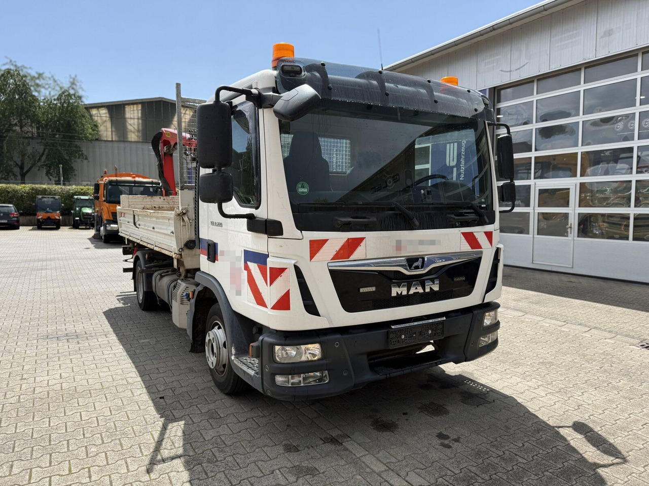 MAN TGL 8.220 4x2 Kipper Kran Palfinger 7.001-K A - Бус самосвал: снимка 1 MAN TGL 8.220 4x2 Kipper Kran Palfinger 7.001-K A - Бус самосвал: снимка 1