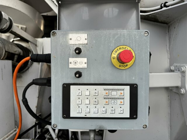 Mercedes-Benz AROCS 3243 8x4 Euro 6 Pumi Putzmeister TMM 24-3 - Бетон помпа: снимка 3 Mercedes-Benz AROCS 3243 8x4 Euro 6 Pumi Putzmeister TMM 24-3 - Бетон помпа: снимка 3