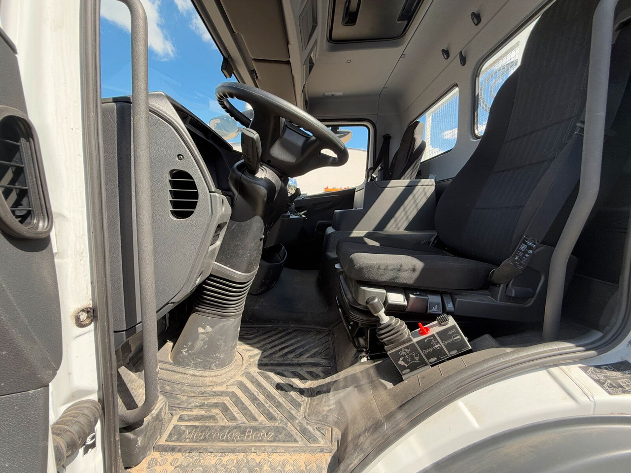 Лизинг на  Mercedes-Benz ATEGO 818 4x2 Euro 6 Kipper Kran FASSI F65B.0.22 Mercedes-Benz ATEGO 818 4x2 Euro 6 Kipper Kran FASSI F65B.0.22: снимка 13