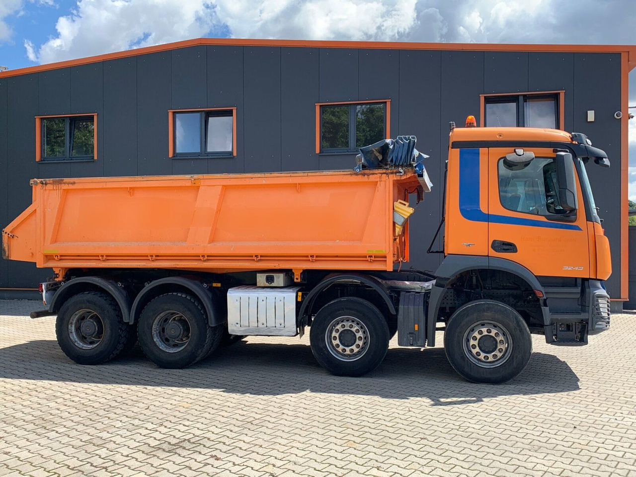 Mercedes-Benz Arocs 3243 8x4 Dreiseitenkipper mit Bordmatik - Самосвал камион: снимка 2 Mercedes-Benz Arocs 3243 8x4 Dreiseitenkipper mit Bordmatik - Самосвал камион: снимка 2
