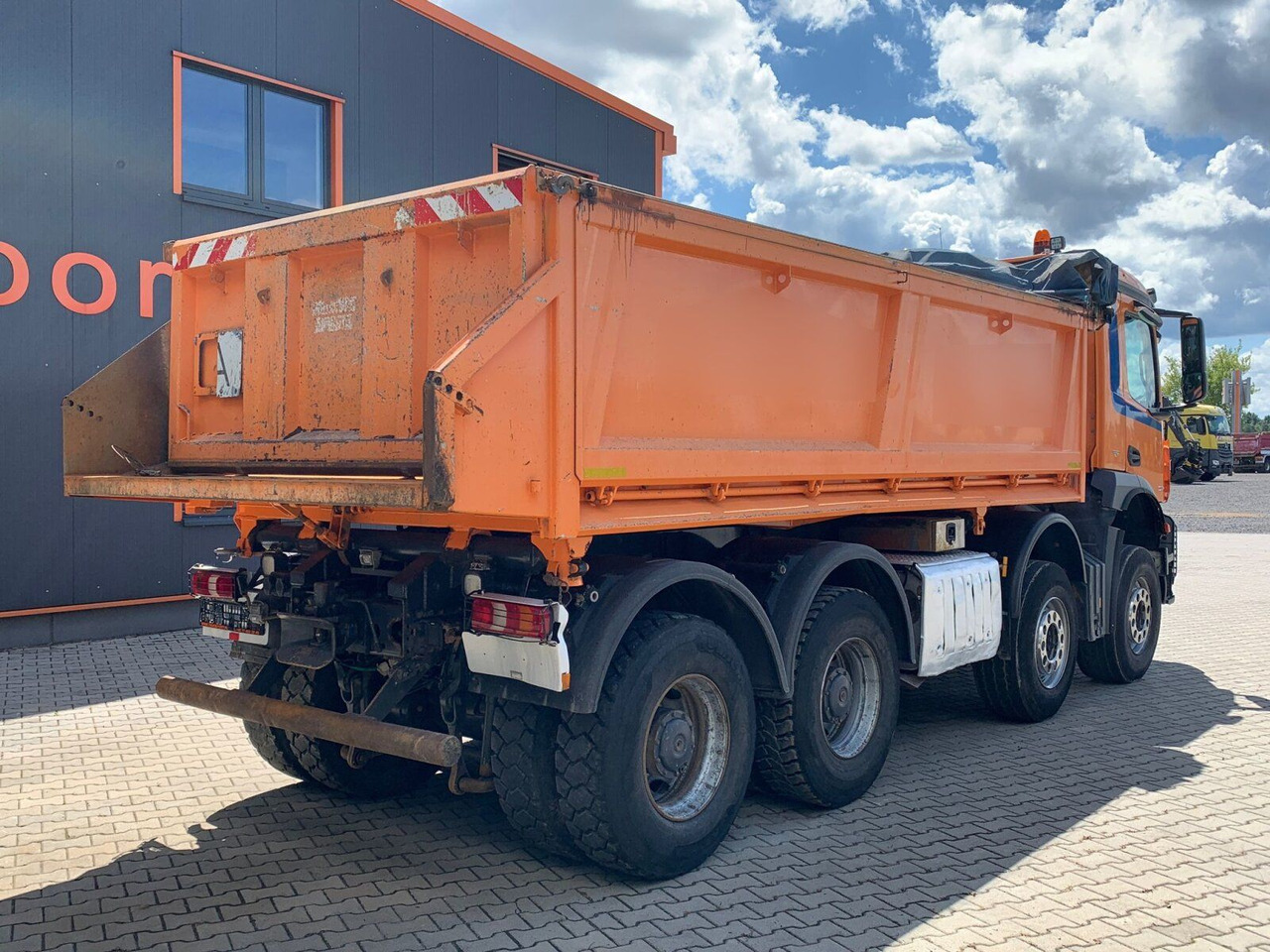 Mercedes-Benz Arocs 3243 8x4 Dreiseitenkipper mit Bordmatik - Самосвал камион: снимка 3 Mercedes-Benz Arocs 3243 8x4 Dreiseitenkipper mit Bordmatik - Самосвал камион: снимка 3