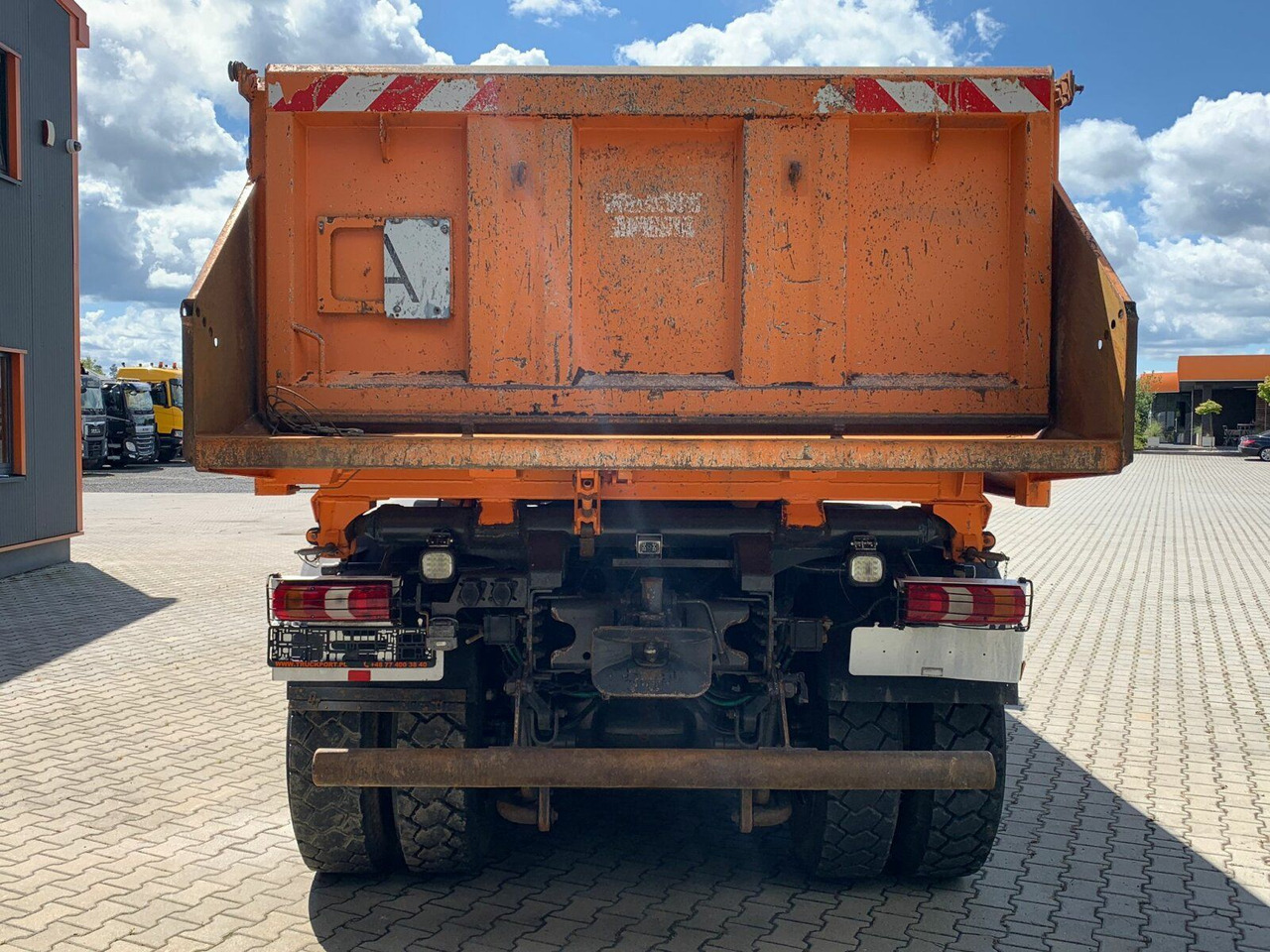 Mercedes-Benz Arocs 3243 8x4 Dreiseitenkipper mit Bordmatik - Самосвал камион: снимка 4 Mercedes-Benz Arocs 3243 8x4 Dreiseitenkipper mit Bordmatik - Самосвал камион: снимка 4