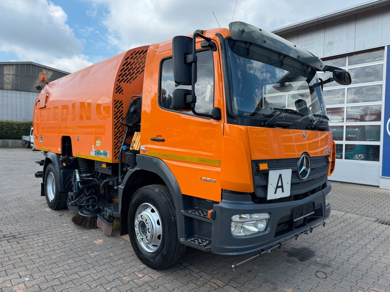 Mercedes-Benz Atego 1324 4x2 Kehrmaschine Schmidt SKF S7B 7 m³ - Мотометачна машина: снимка 1 Mercedes-Benz Atego 1324 4x2 Kehrmaschine Schmidt SKF S7B 7 m³ - Мотометачна машина: снимка 1