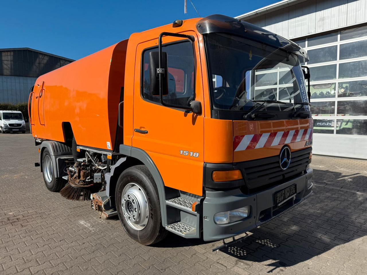 Mercedes-Benz Atego 1518 4x2 Kehrmaschine Bucher 500 - Мотометачна машина: снимка 1 Mercedes-Benz Atego 1518 4x2 Kehrmaschine Bucher 500 - Мотометачна машина: снимка 1