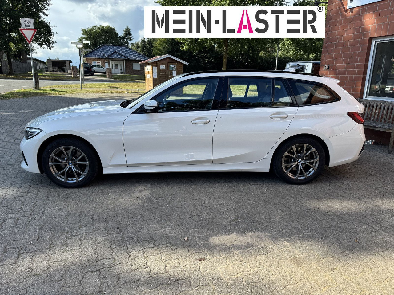 BMW 320 d xDrive touring Sport Line shadow AHK - Комби: снимка 4 BMW 320 d xDrive touring Sport Line shadow AHK - Комби: снимка 4