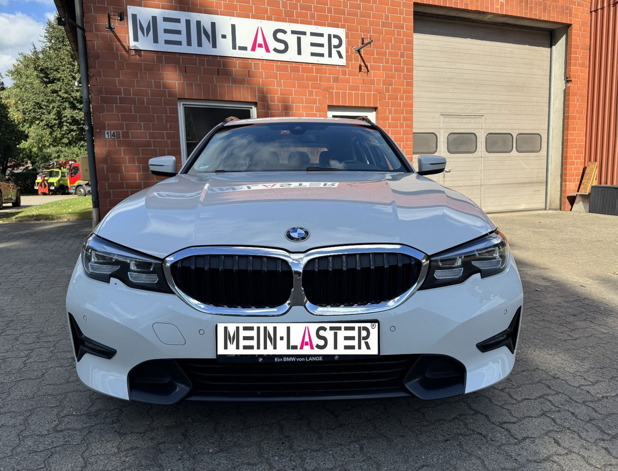 BMW 320 d xDrive touring Sport Line shadow AHK - Комби: снимка 3 BMW 320 d xDrive touring Sport Line shadow AHK - Комби: снимка 3