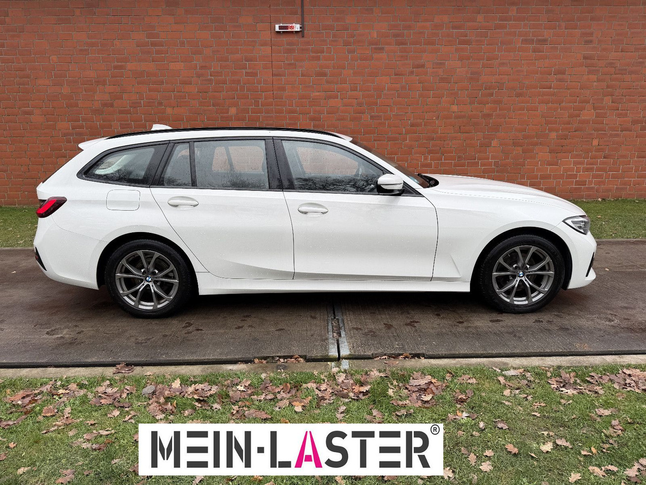 BMW 320 d xDrive touring Sport Line shadow AHK - Комби: снимка 3 BMW 320 d xDrive touring Sport Line shadow AHK - Комби: снимка 3