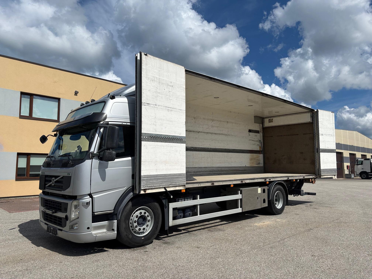 VOLVO FM330 - Камион фургон: снимка 4 VOLVO FM330 - Камион фургон: снимка 4