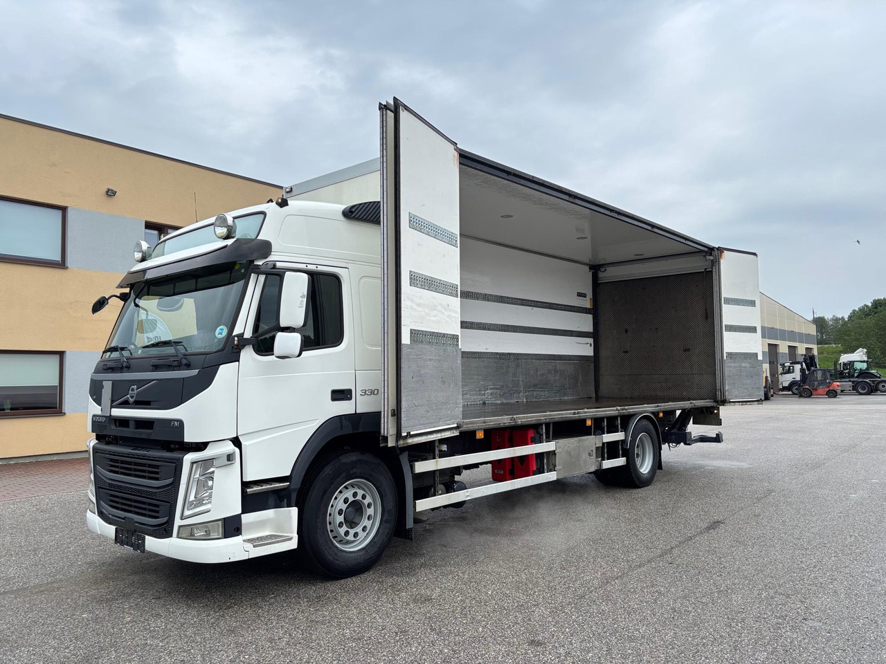 VOLVO FM330 - Камион фургон: снимка 4 VOLVO FM330 - Камион фургон: снимка 4