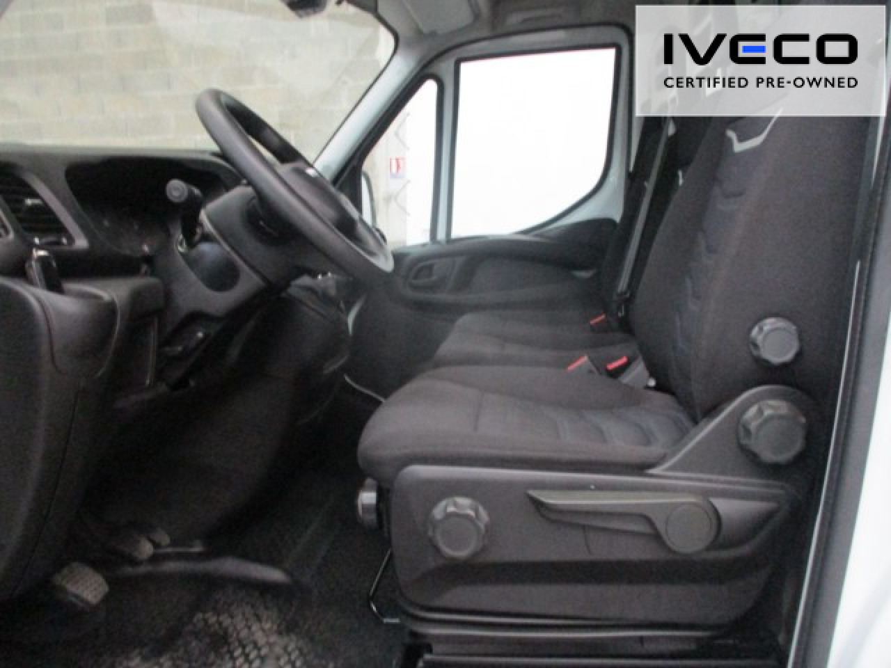 Interior photo 2: Лекотоварен автомобил фургон IVECO Daily 35C16H Euro6 Klima ZV