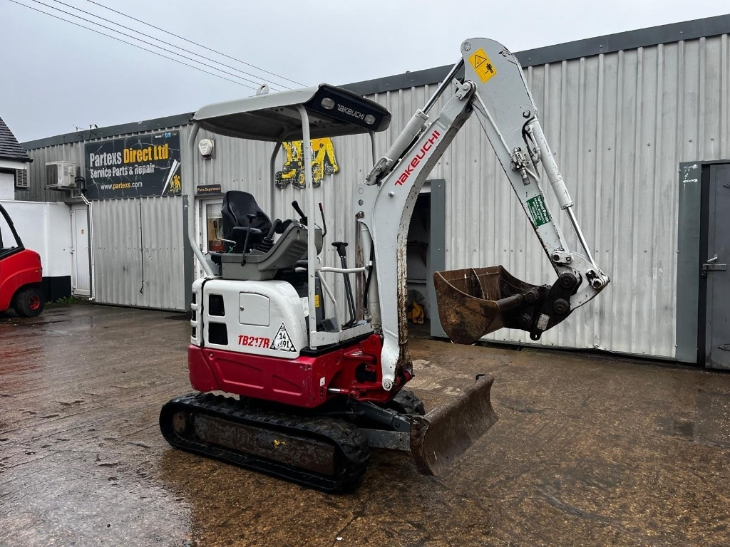 Takeuchi TB 217 R - Мини багер: снимка 2 Takeuchi TB 217 R - Мини багер: снимка 2
