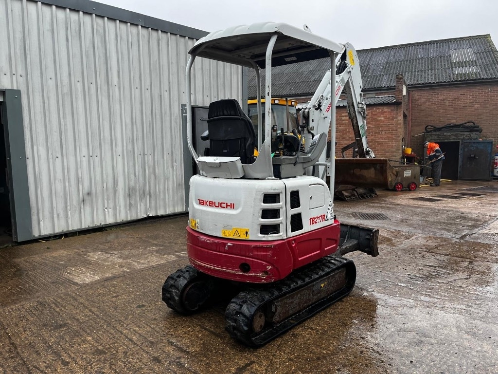 Takeuchi TB 217 R - Мини багер: снимка 3 Takeuchi TB 217 R - Мини багер: снимка 3