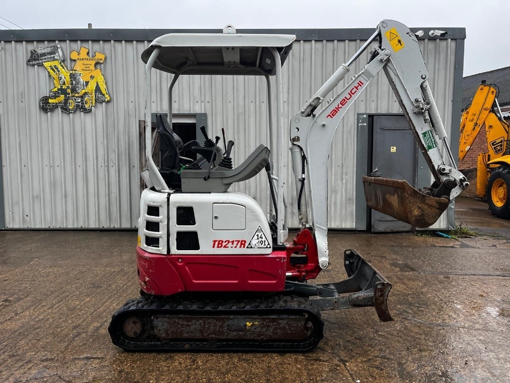 Takeuchi TB 217 R - Мини багер: снимка 1 Takeuchi TB 217 R - Мини багер: снимка 1