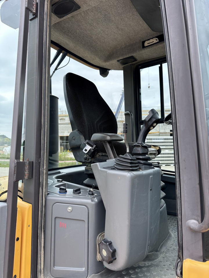 Лизинг на VOLVO L 30 B PRO 3er Kreis Klappschaufel+Palettengabel VOLVO L 30 B PRO 3er Kreis Klappschaufel+Palettengabel: снимка 15 Лизинг на VOLVO L 30 B PRO 3er Kreis Klappschaufel+Palettengabel VOLVO L 30 B PRO 3er Kreis Klappschaufel+Palettengabel: снимка 15