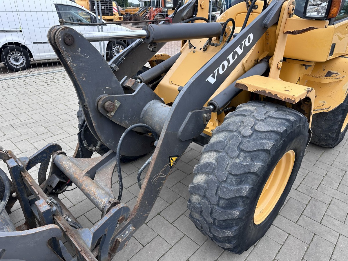 Лизинг на VOLVO L 30 B PRO 3er Kreis Klappschaufel+Palettengabel VOLVO L 30 B PRO 3er Kreis Klappschaufel+Palettengabel: снимка 26 Лизинг на VOLVO L 30 B PRO 3er Kreis Klappschaufel+Palettengabel VOLVO L 30 B PRO 3er Kreis Klappschaufel+Palettengabel: снимка 26