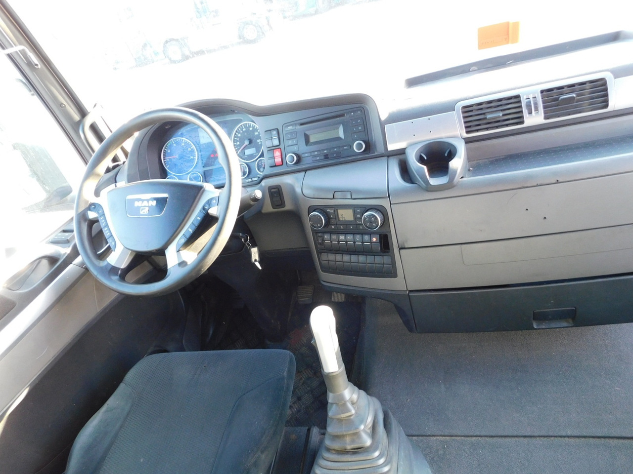 Interior photo 1: Камион с брезент Man Tgx 18440