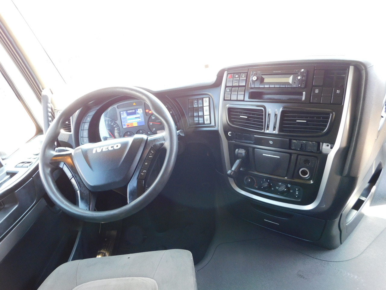 Interior photo 1: Влекач Iveco As440tp