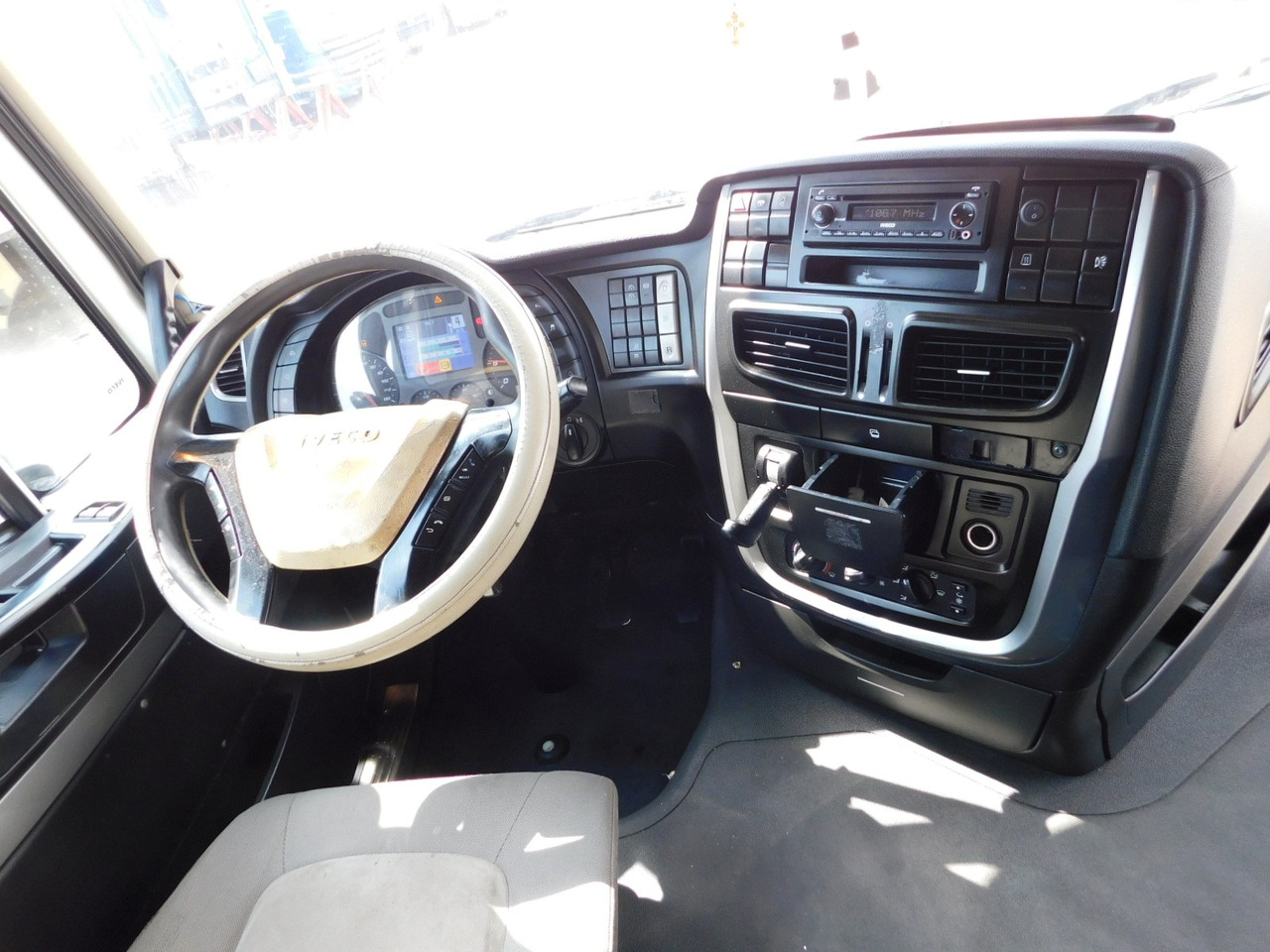 Interior photo 1: Влекач Iveco As440tp