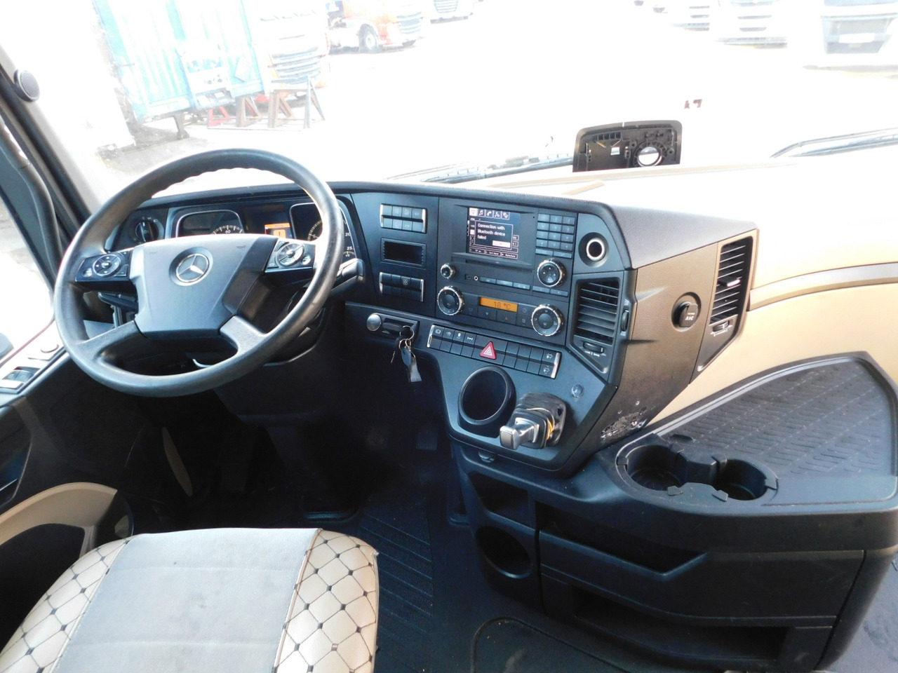 Interior photo 1: Влекач Mercedes Actros