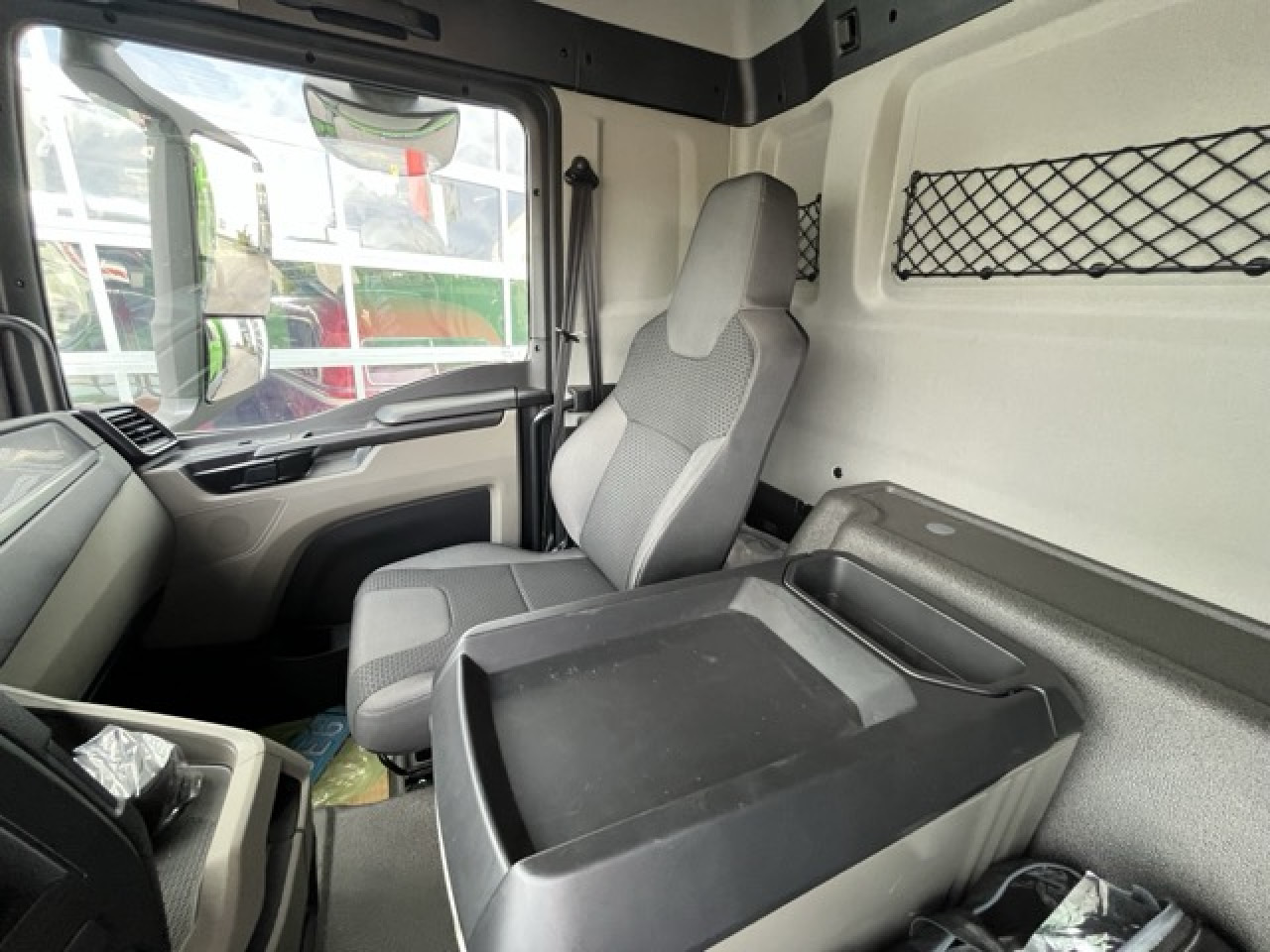 MAN 44.480 8x4 BB for Export outside EC Retarder Klima - Бус самосвал: снимка 4 MAN 44.480 8x4 BB for Export outside EC Retarder Klima - Бус самосвал: снимка 4
