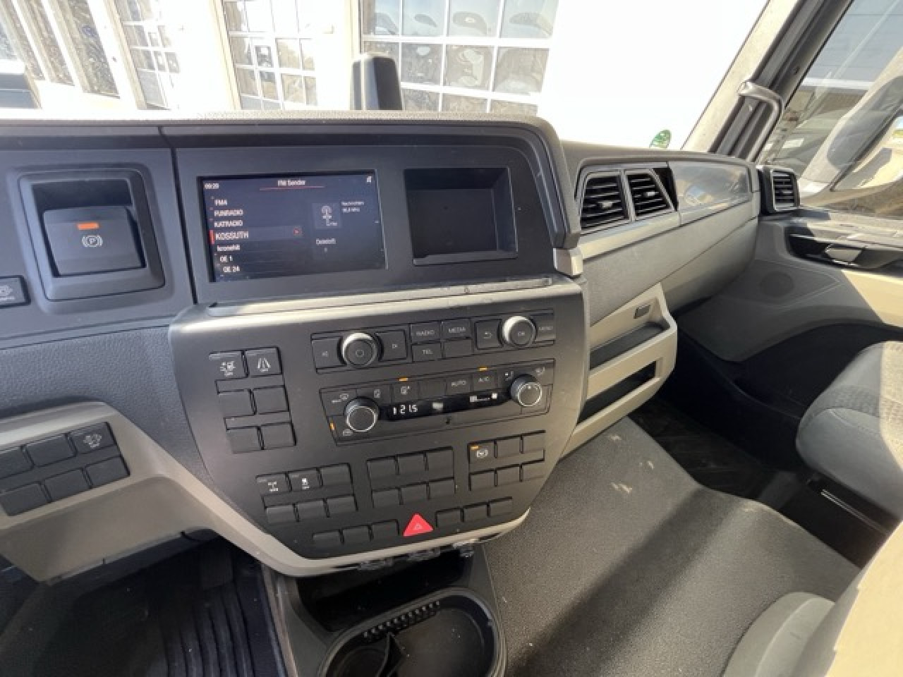 MAN TGL 12.250 4x2 BL Euro6 Klima AHK Luftfeder - Лекотоварен автомобил фургон: снимка 3 MAN TGL 12.250 4x2 BL Euro6 Klima AHK Luftfeder - Лекотоварен автомобил фургон: снимка 3