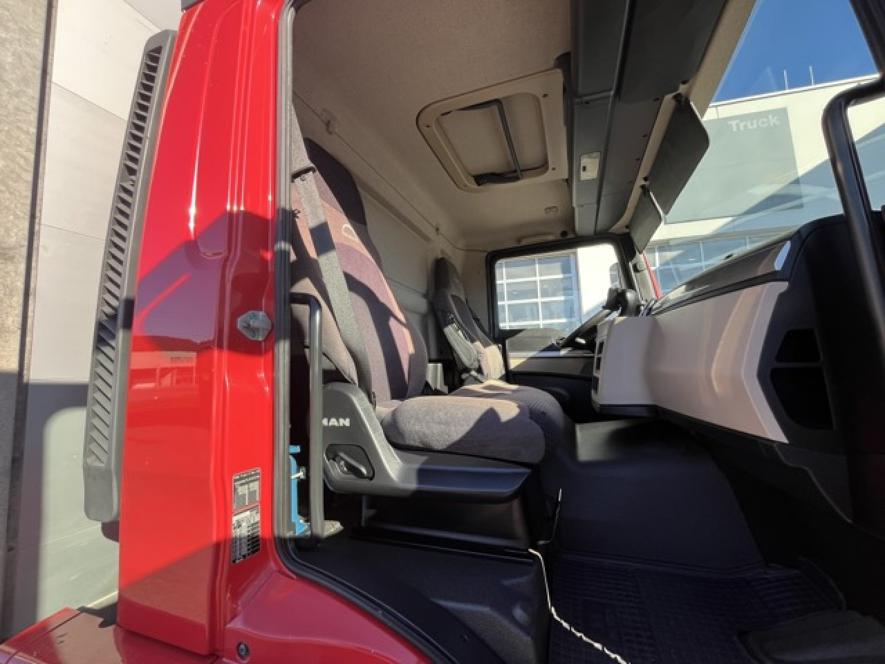 MAN TGM 18.320 4x2 BL Durchladbar - mit Tandemhänger - Камион с брезент: снимка 5 MAN TGM 18.320 4x2 BL Durchladbar - mit Tandemhänger - Камион с брезент: снимка 5