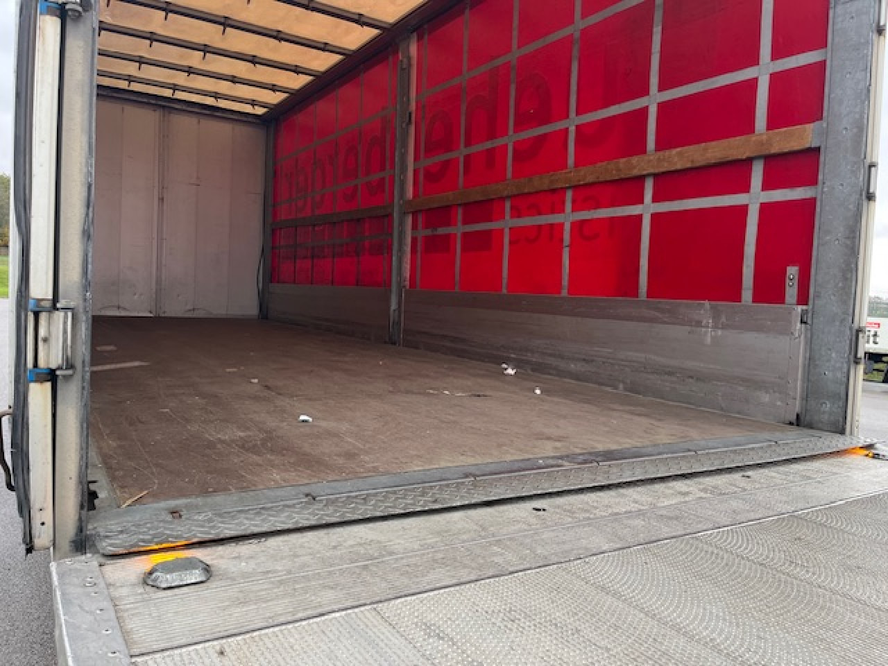 MAN TGM 18.320 4x2 BL Durchladbar - mit Tandemhänger - Камион с брезент: снимка 2 MAN TGM 18.320 4x2 BL Durchladbar - mit Tandemhänger - Камион с брезент: снимка 2