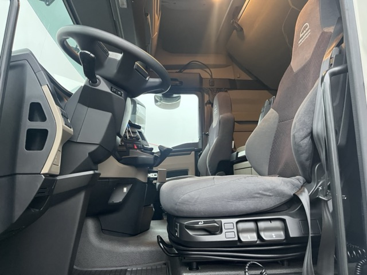 MAN TGX 18.470 4x2 BLS Euro6 Retarder Klima Luftfeder - Влекач: снимка 5 MAN TGX 18.470 4x2 BLS Euro6 Retarder Klima Luftfeder - Влекач: снимка 5