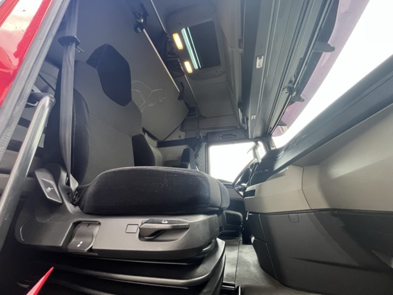 MAN TGX 18.510 4x2 LL SA Euro6 Retarder Klima ZV - Влекач: снимка 4 MAN TGX 18.510 4x2 LL SA Euro6 Retarder Klima ZV - Влекач: снимка 4