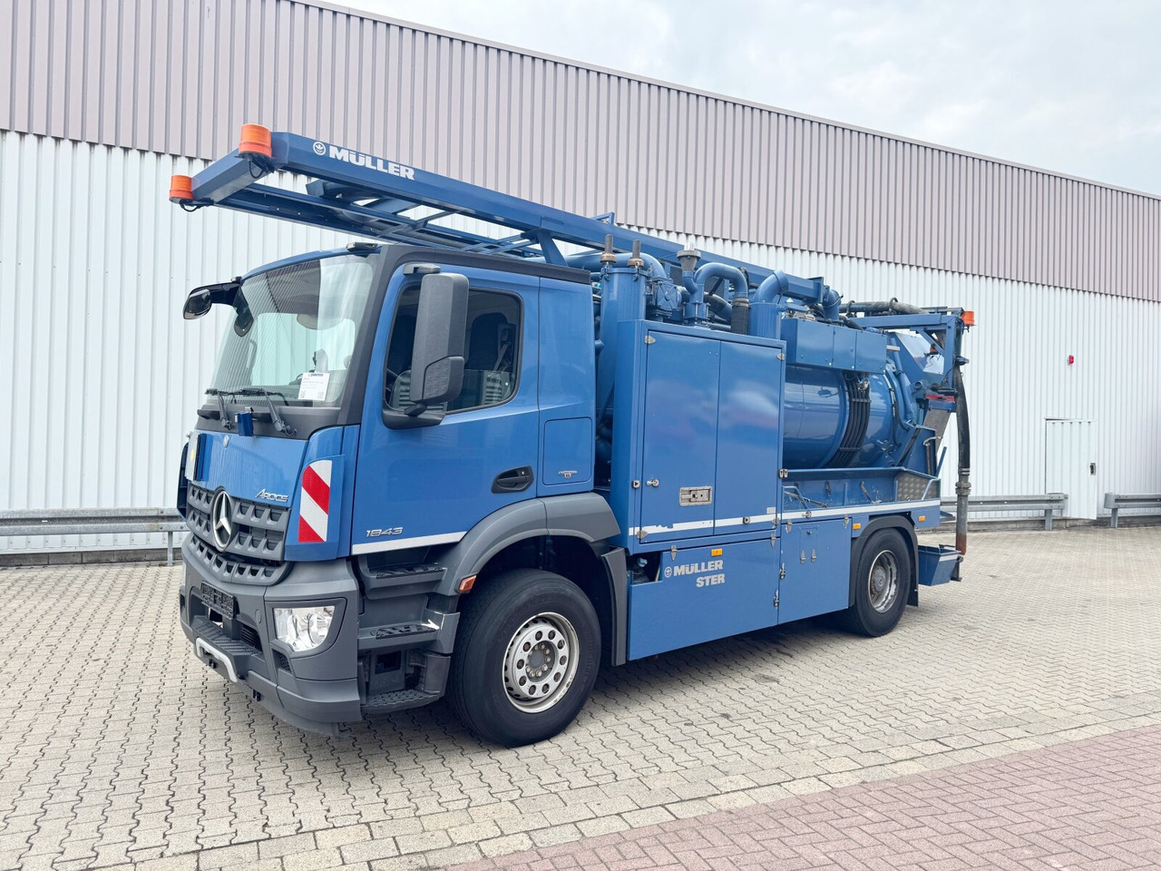 Mercedes-Benz Arocs 1843 L 4x2 Arocs 1843 L 4x2, Müller Canalmaster ca. 8m³, Standheizung, Funk - Камион: снимка 1 Mercedes-Benz Arocs 1843 L 4x2 Arocs 1843 L 4x2, Müller Canalmaster ca. 8m³, Standheizung, Funk - Камион: снимка 1