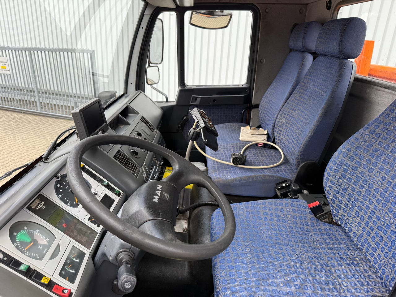 MAN 14.225 LAK 4x4 BB 14.225 LAK 4x4 BB, Winterdienstausstattung - Самосвал камион: снимка 3 MAN 14.225 LAK 4x4 BB 14.225 LAK 4x4 BB, Winterdienstausstattung - Самосвал камион: снимка 3