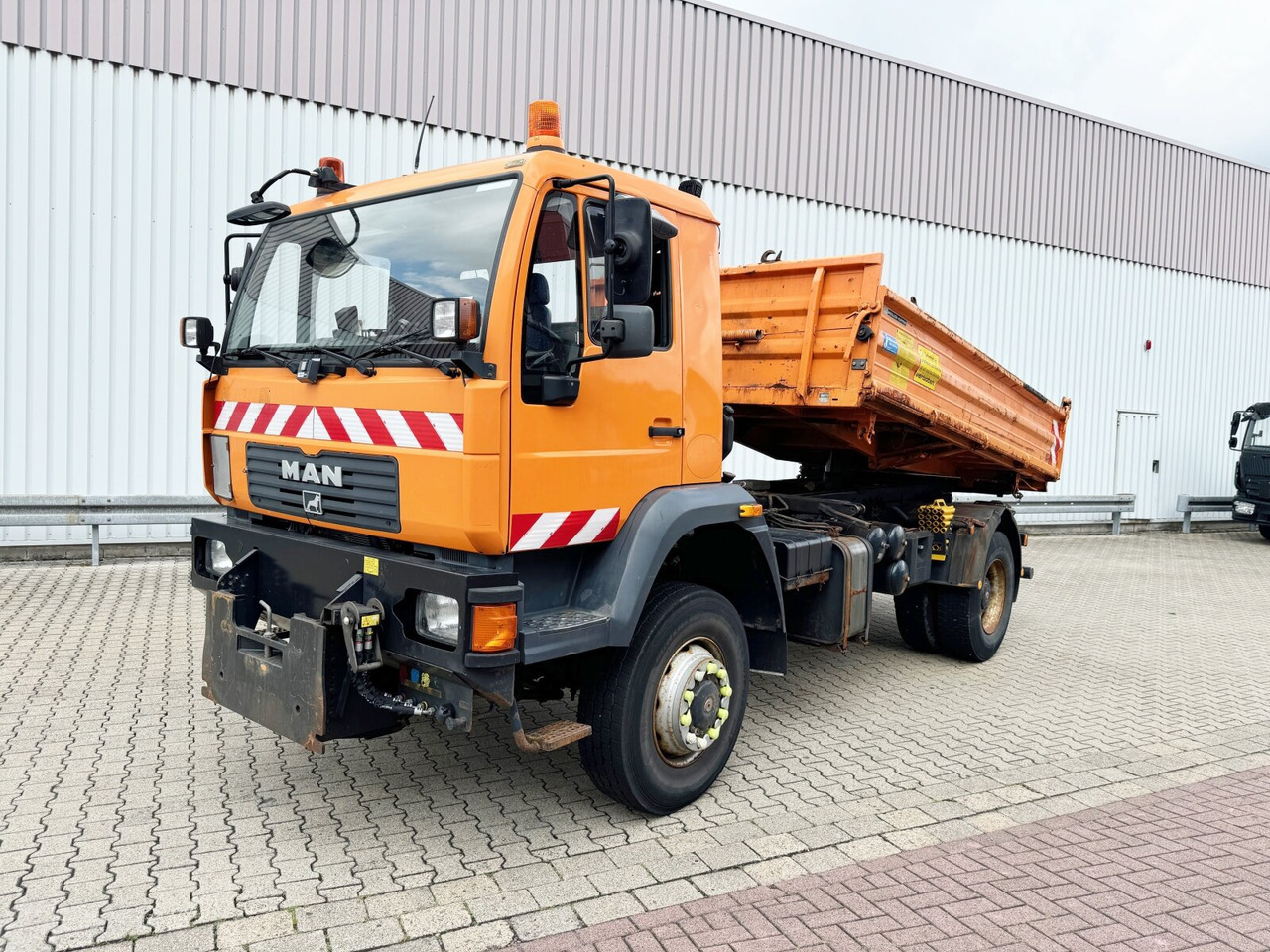 MAN LE 18.280 4X4 BB LE 18.280 4X4 BB, Winterdienstausstattung, Grüne Plakette - Самосвал камион, Камион с кран: снимка 1 MAN LE 18.280 4X4 BB LE 18.280 4X4 BB, Winterdienstausstattung, Grüne Plakette - Самосвал камион, Камион с кран: снимка 1