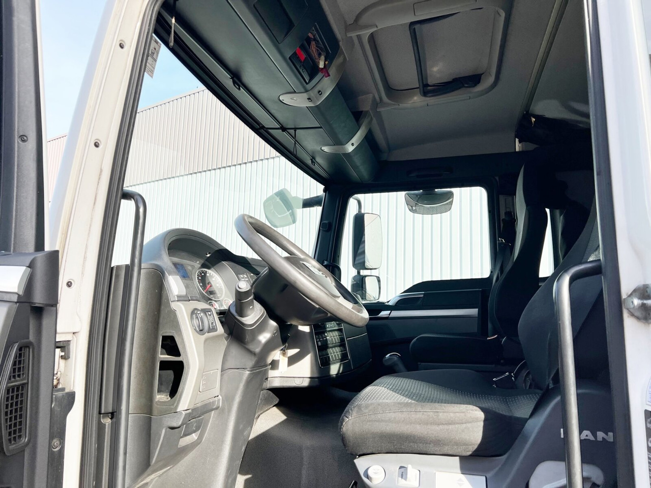 MAN TGL 12.220 4X2 BL TGL 12.220 4X2 BL mit Dhollandia LBW - Камион фургон: снимка 2 MAN TGL 12.220 4X2 BL TGL 12.220 4X2 BL mit Dhollandia LBW - Камион фургон: снимка 2