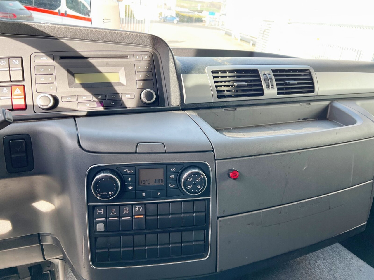 MAN TGL 12.220 4X2 BL TGL 12.220 4X2 BL mit Dhollandia LBW - Камион фургон: снимка 5 MAN TGL 12.220 4X2 BL TGL 12.220 4X2 BL mit Dhollandia LBW - Камион фургон: снимка 5