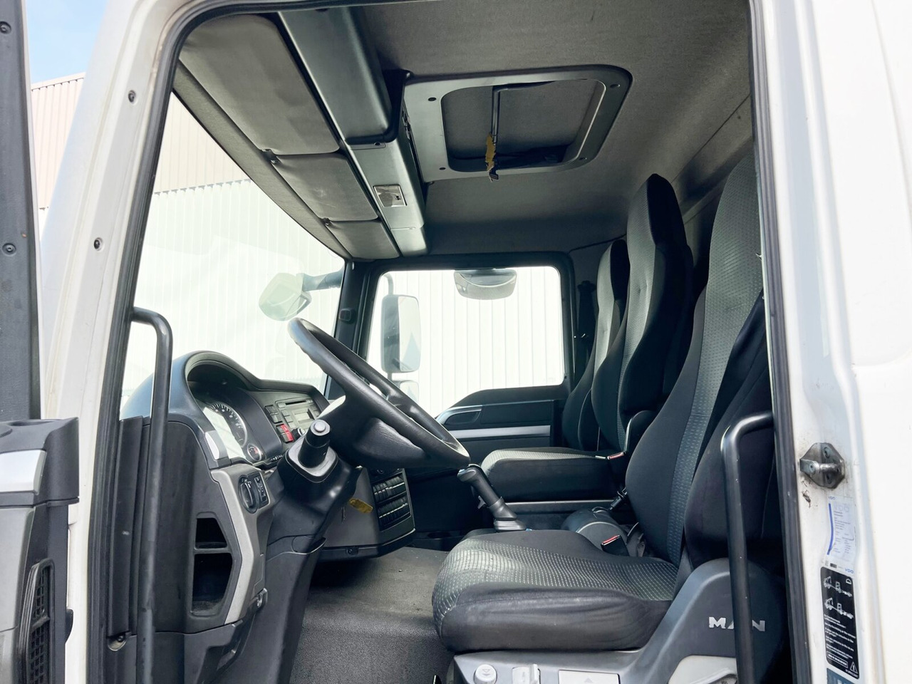 MAN TGL 12.250/340 4X2 BL TGL 12.250/340 4X2 BL mit Dhollandia LBW, 42 cbm - Камион фургон: снимка 3 MAN TGL 12.250/340 4X2 BL TGL 12.250/340 4X2 BL mit Dhollandia LBW, 42 cbm - Камион фургон: снимка 3