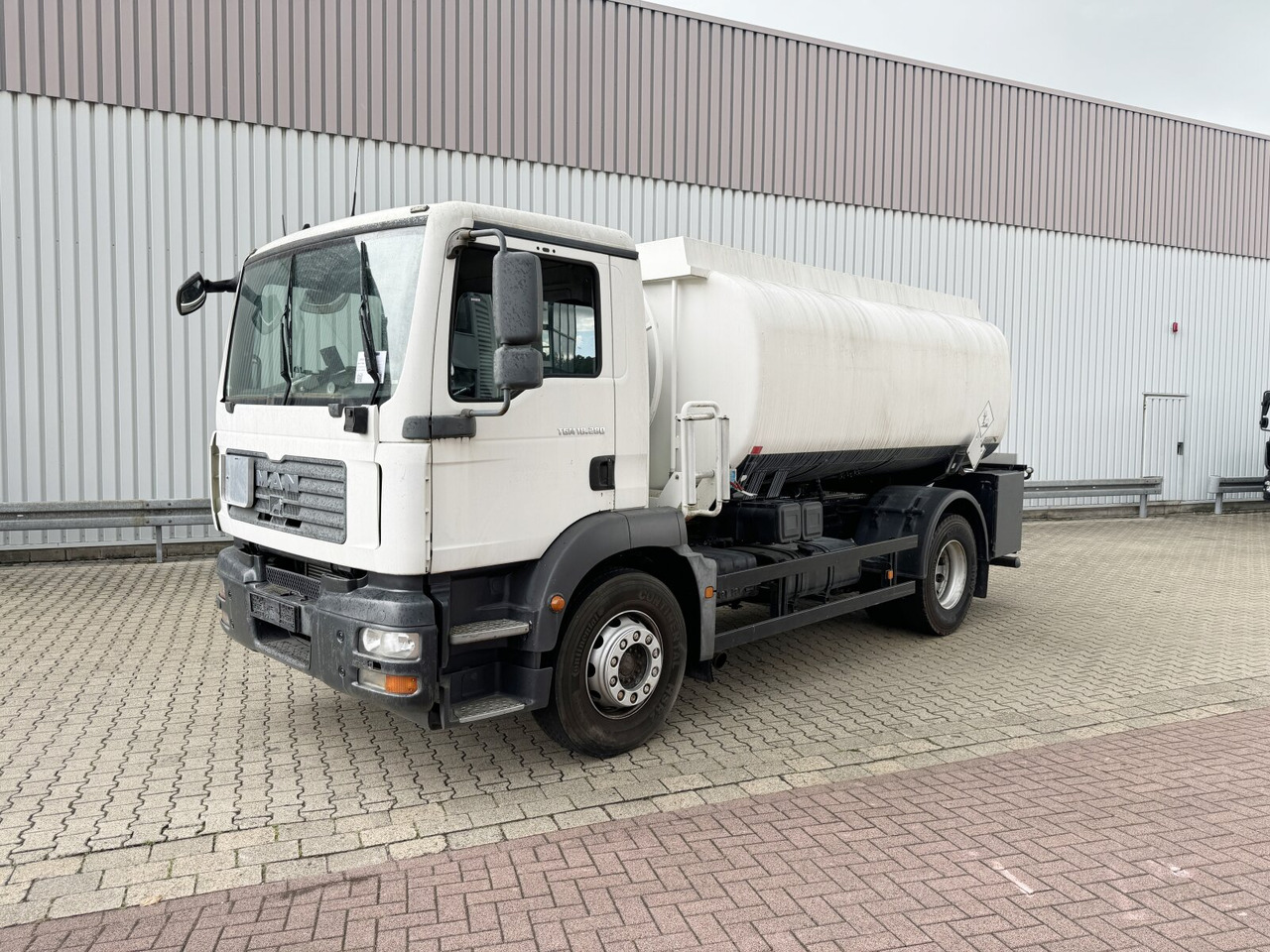 MAN TGM 18.280 4X2 BL TGM 18.280 4X2 BL, Esterer Tankaufbau ca. 13.910l, 2 Kammern - Камион цистерна: снимка 1 MAN TGM 18.280 4X2 BL TGM 18.280 4X2 BL, Esterer Tankaufbau ca. 13.910l, 2 Kammern - Камион цистерна: снимка 1
