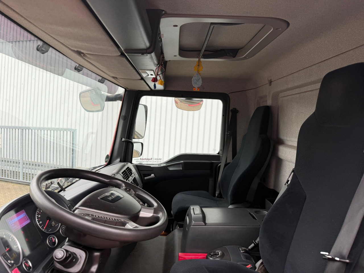 MAN TGM 22.290 6x2-4 LL TGM 22.290 6x2-4 LL, EEV, Lenkachse, 2x AHK, Getränkekoffer, LBW MBB - Камион фургон: снимка 5 MAN TGM 22.290 6x2-4 LL TGM 22.290 6x2-4 LL, EEV, Lenkachse, 2x AHK, Getränkekoffer, LBW MBB - Камион фургон: снимка 5