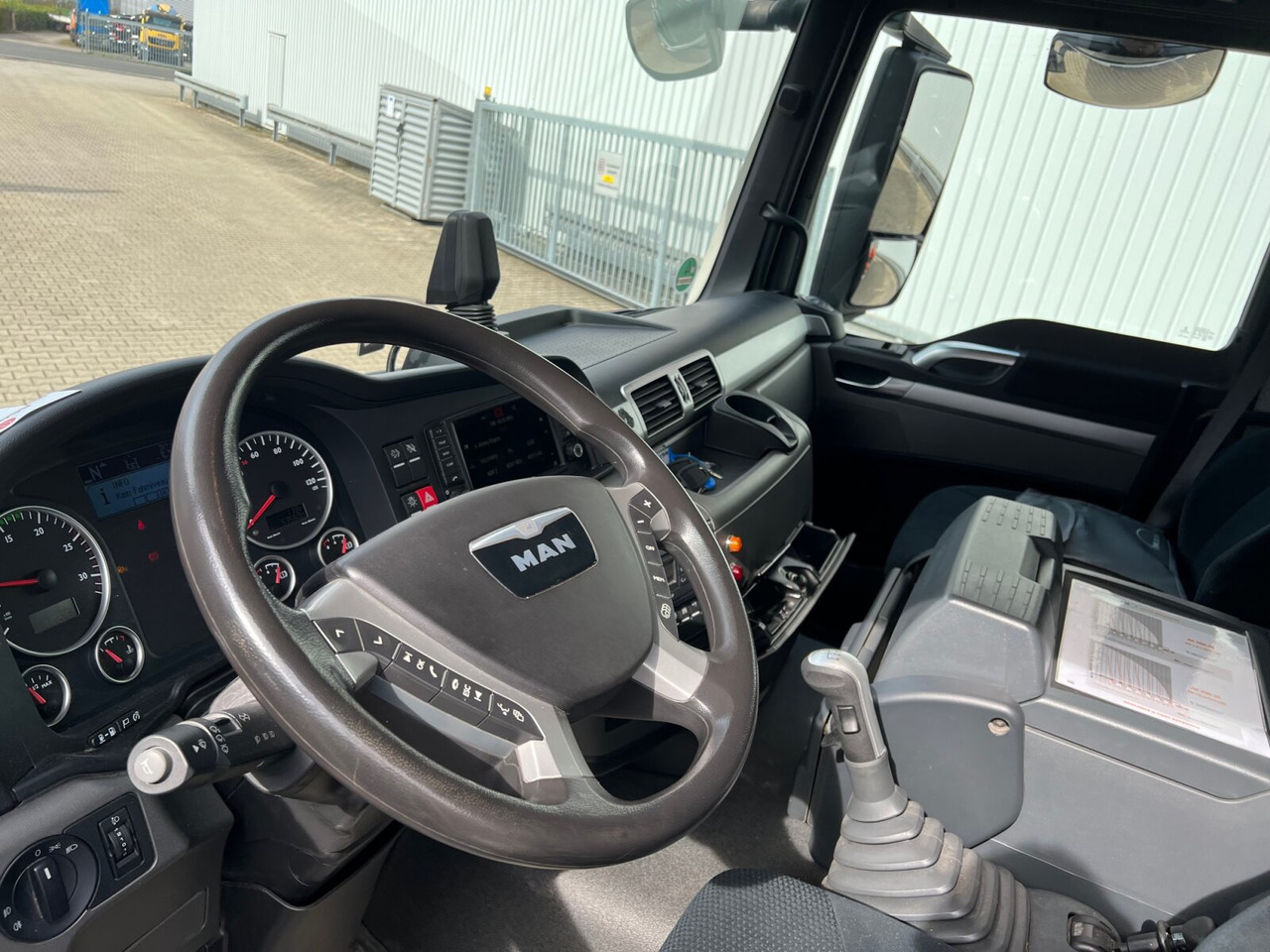 MAN TGS 26.360/400 6x2-4 BL TGS 26.360/400 6x2-4 BL, Lenk-/Lift, Kran Atlas AK 206.3E A5, Funk - Камион с кран, Бордови камион: снимка 3 MAN TGS 26.360/400 6x2-4 BL TGS 26.360/400 6x2-4 BL, Lenk-/Lift, Kran Atlas AK 206.3E A5, Funk - Камион с кран, Бордови камион: снимка 3